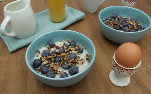 Porridge aux perles du Japon, lait d'amande, noix de pecan et myrtilles