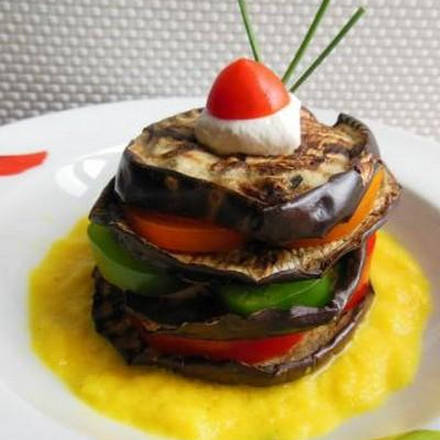 Mille-feuille d'aubergine aux quatre poivrons et ricotta