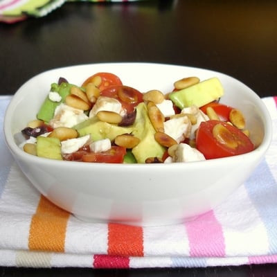 Salade d'avocats avec feta, pignons, tomates et olives noires