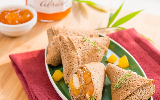 Crêpes façon samossas de poulet à la confiture d'abricots