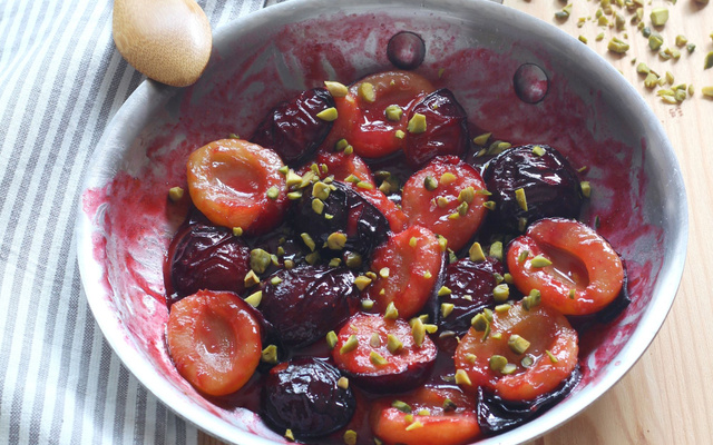 Prunes poêlées à la pistache