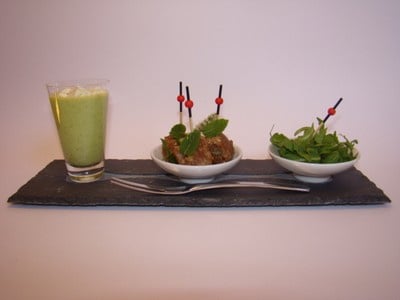 Velouté de courgette à la féta, petites bouchées de bœuf à la menthe et graines de sésame