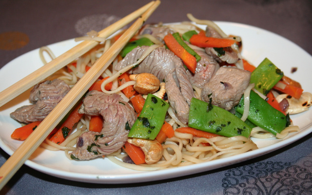 Wok d'Agneau presto à la coriandre et aux cajoux