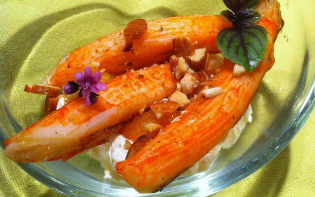 Chaud-Froid de Coraya Suprêmes à la mousse de fromage frais épicé et fruits secs fumés.