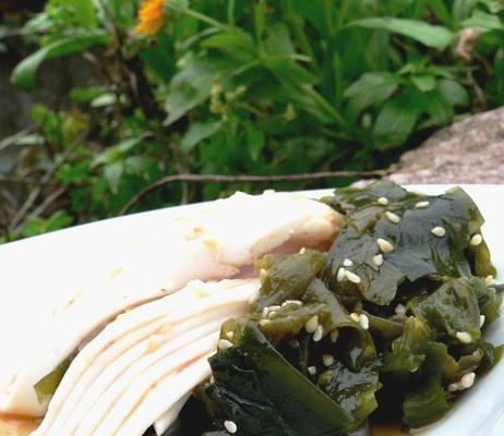 Raie pochée, condiment wakamé-sésame, tagliatelle à l'encre de seiche