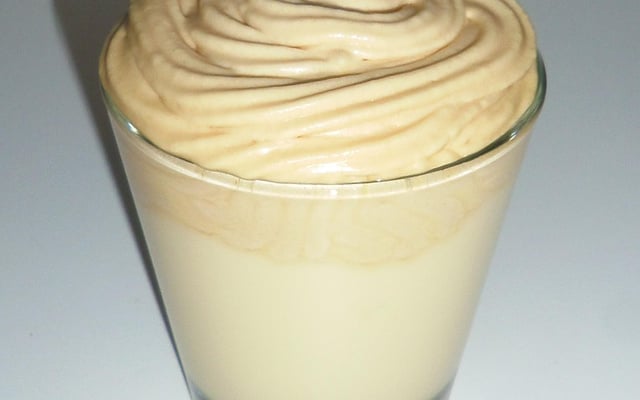 Un liégeois, crème dessert vanille et chantilly caramel au beurre salé