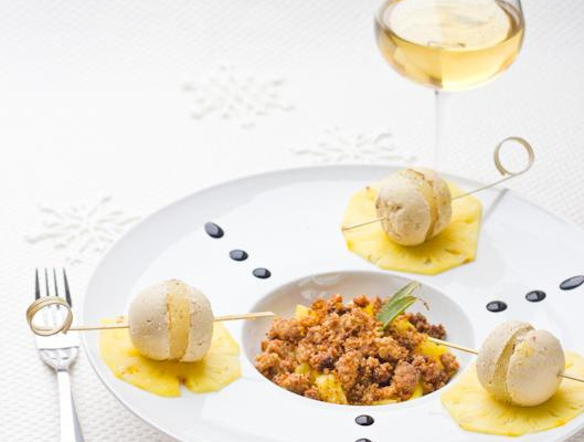 Sphères de foie gras, Ananas & Crumble de Pain d'épice