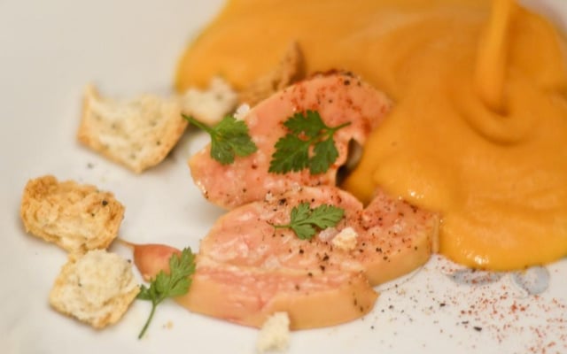 Escalopes de foie gras du Gers cru cuit dans un velouté de potiron