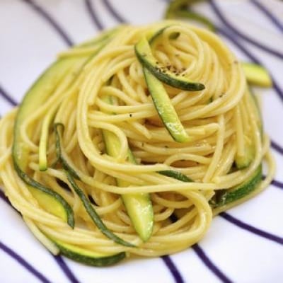 Spaghettis au citron, courgettes et pignons grillés