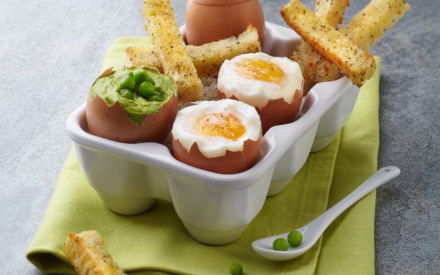 Pain milgrain Mouillettes de brunch,œufs à la coque et crème de petits pois