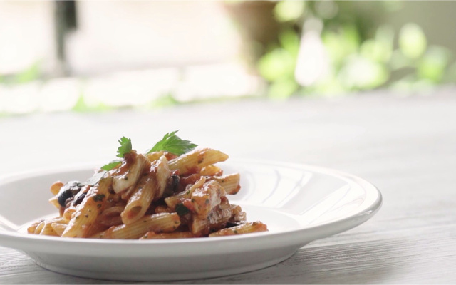 Penne Rigate à la sauce Arrabiata, morue et olives noires