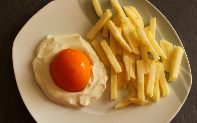 Œuf sur le plat avec frites mais sucré