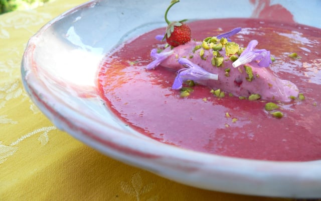 Soupe de fraises, frozen Philadelphia et framboises