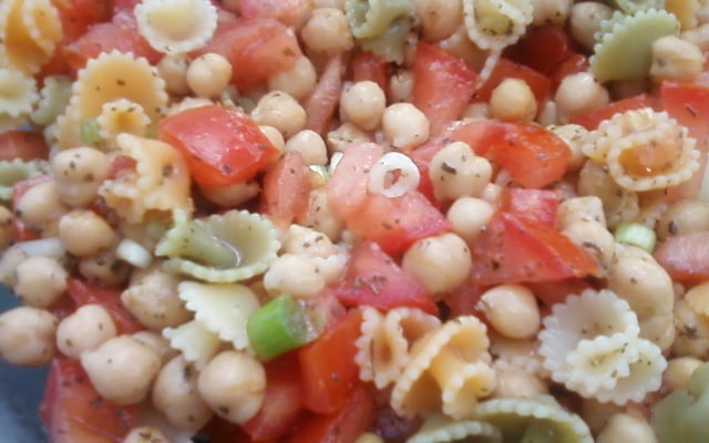 Salade folle de pâtes et pois chiches au basilic