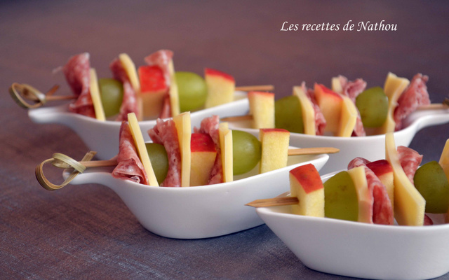 Brochettes de fruits, fromage et salami