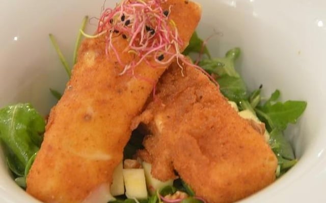 Frito de maroilles et salade fraîche à la roquette et aux pommes