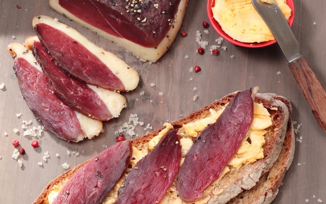 Magret de canard cuit au sel et beurre à la sauce tabasco chipote