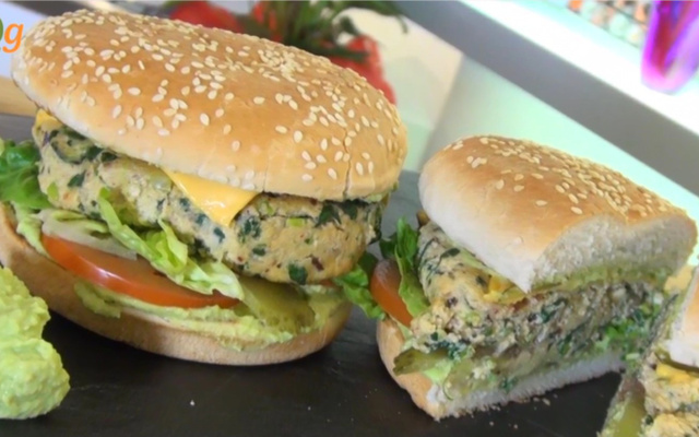 Burger végétarien à l'avocat et sucrine