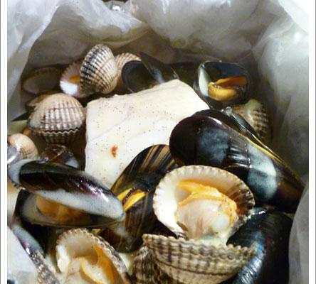 Papillotte de cabillaud et coquillages au beurre vanillé