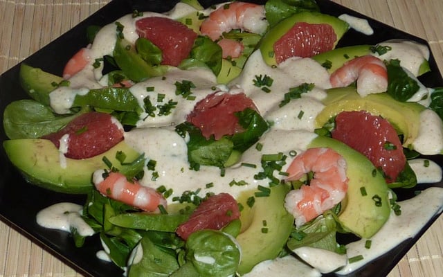 Petite salade de mâche aux crevettes, avocat et pamplemousse