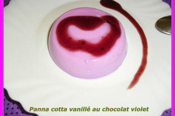 Panna cotta vanillé au chocolat violet et son coulis de myrtille