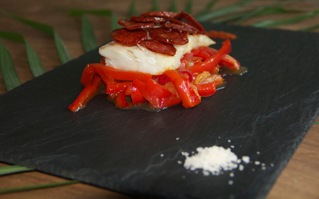 Dos de cabillaud, chips de chorizo et son confit oignons-poivrons