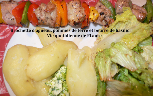 Brochettes d'agneau, pommes de terre et beurre de basilic