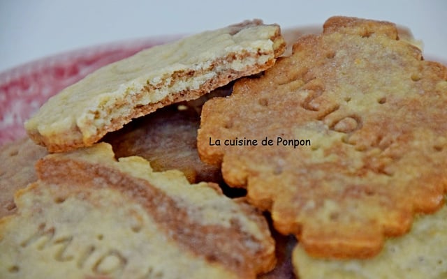 Biscuit aux amandes, poudre de combava et cacao