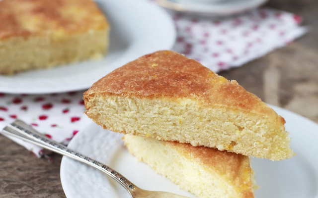 Gâteau au yaourt et blancs en neige
