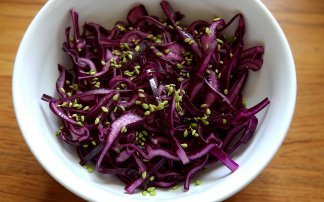 Salade de chou rouge à l'asiatique