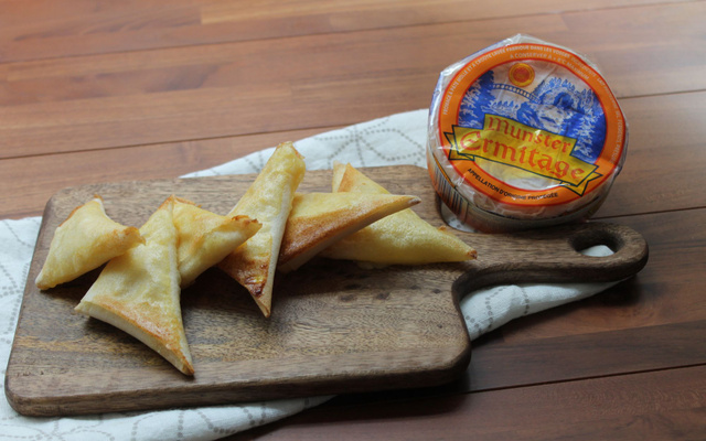 Chaussons au munster, poires et feuilles de brick façon briouates