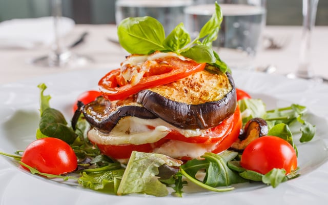Aubergine en millefeuille à la mozzarella aux tomates et à l'origan
