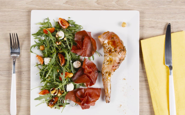 Salade d'épaule de lapin au barbecue