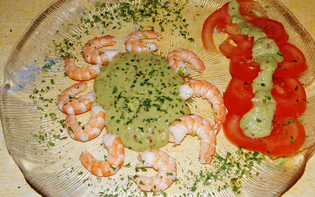 Crevettes fraîches accompagnées de mayonnaise à l'avocat