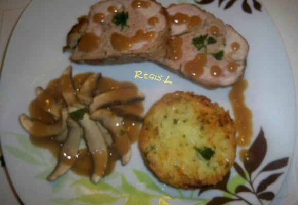 Cuisse de dinde farcie sauce velouté galet de pomme de terre à l'alsacienne, tourbillon de champignons