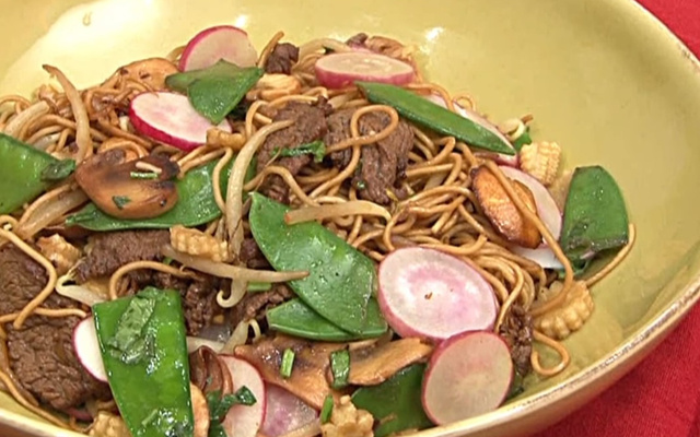 Nouilles sautées, légumes et bœuf caramélisé