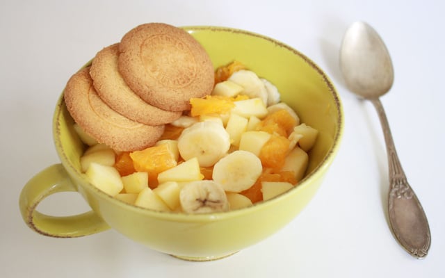 Salade de pomme, orange & banane parfumée à la pêche
