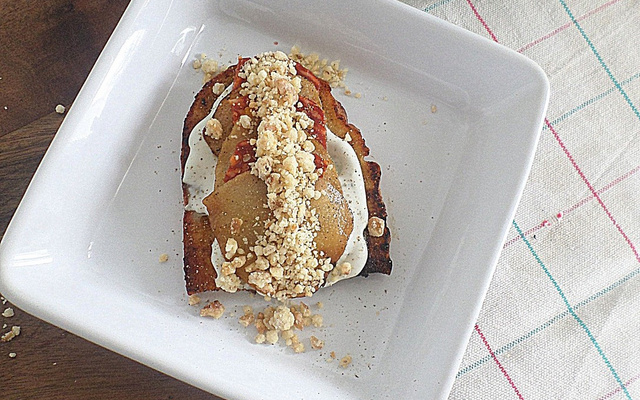 Tartine perdue "sucrée salée", crème de Saint Agur, poire et chorizo - Crumble de noix