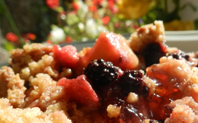 Crumble mures et pommes aux spéculoos