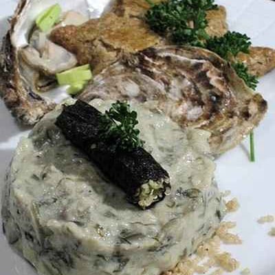 Tartare d'algues et huîtres, rouleau de nori, sablé breton