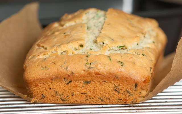 Cake au poireau, lait de coco et pavot
