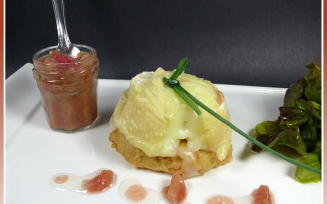 Tartelettes au crottin de Chavignol, compotée de rhubarbe au romarin