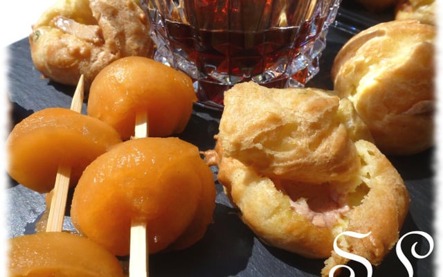 Assiettes apéritives : Gougères à l'ail de Lomagne farcies au foie gras et brochettes de melon mariné au Floc de Gascogne