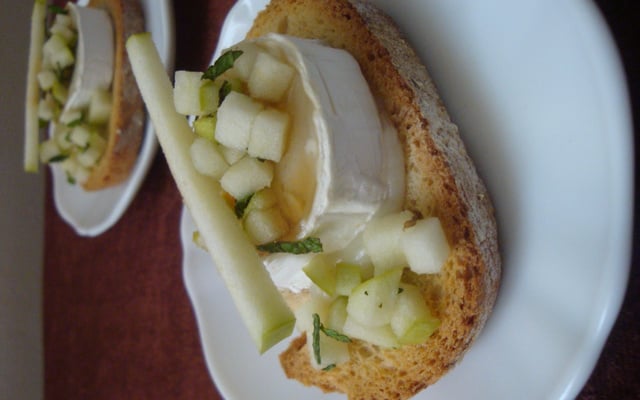 Tartine chèvre chaud miel, pomme granny menthe