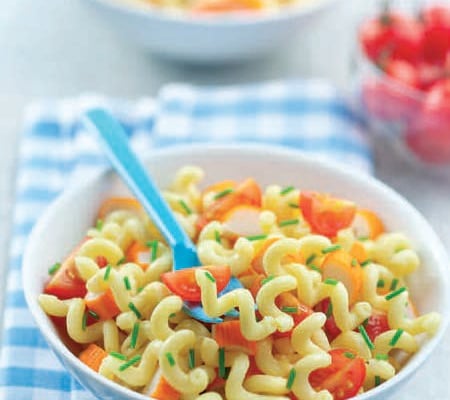 Petit bol de tortillettes aux œufs frais Lustucru, surimi, tomates cerises et ciboulette