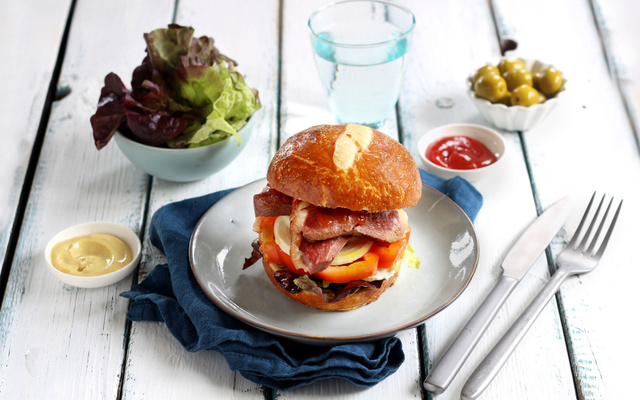 Bretzel burger au magret de canard