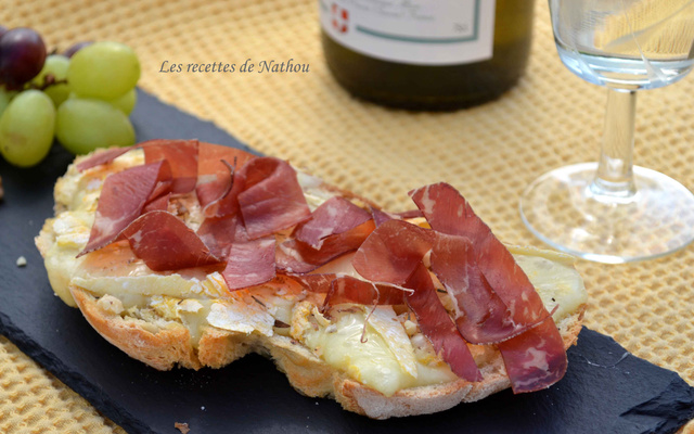 Bruschetta au Reblochon, huile citronnée, noix et jambon