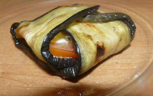 Papillote d'aubergine à la tomate et chèvre