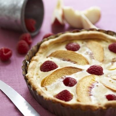 Tarte sablée aux pêches et framboises