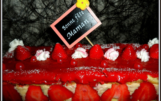 Fraisier en décor de pâtes d'amandes